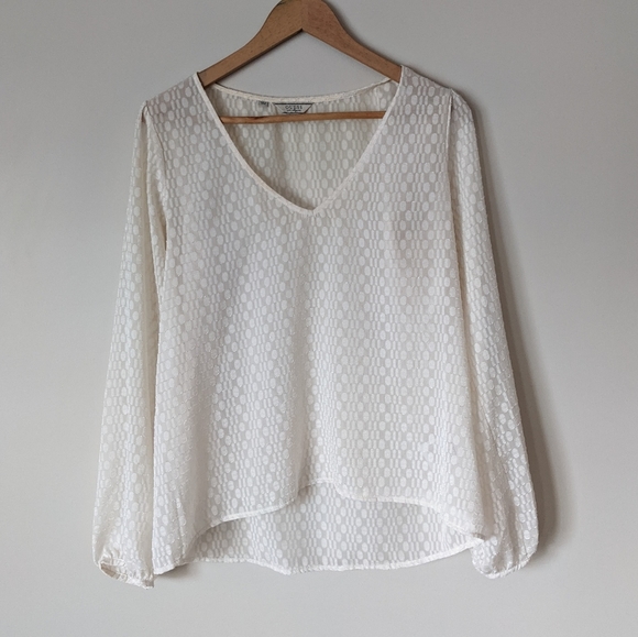 Guess Cream V-neck Chiffon Blouse Size Medium - Picture 13 of 13